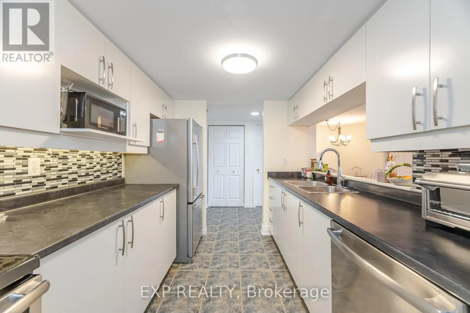 A304 - 216 PLAINS ROAD W