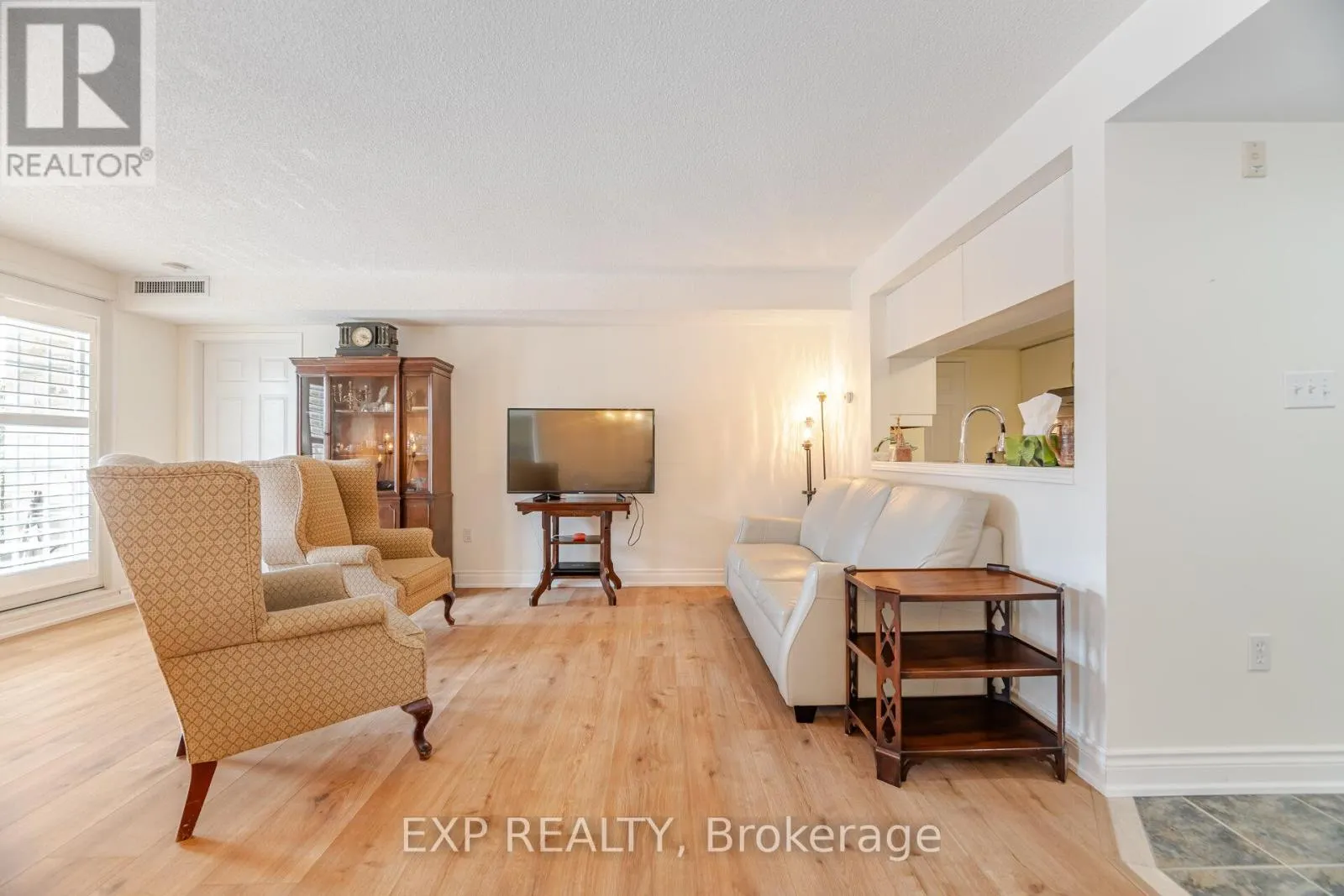 A304 - 216 PLAINS ROAD W