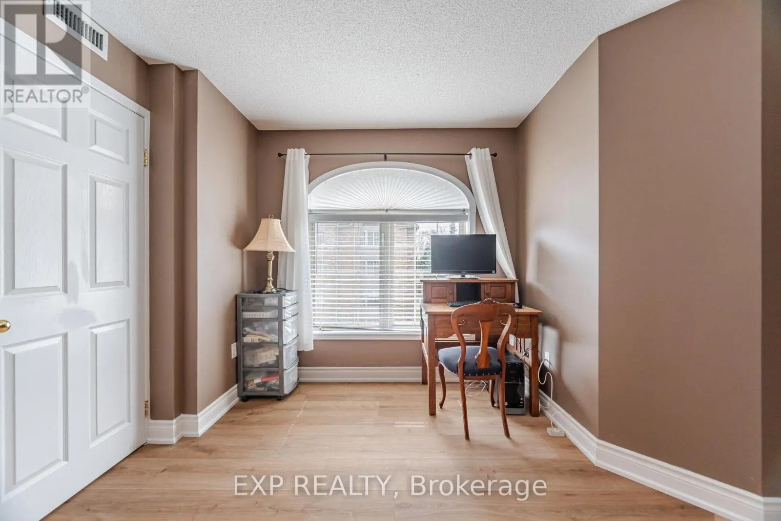 A304 - 216 PLAINS ROAD W
