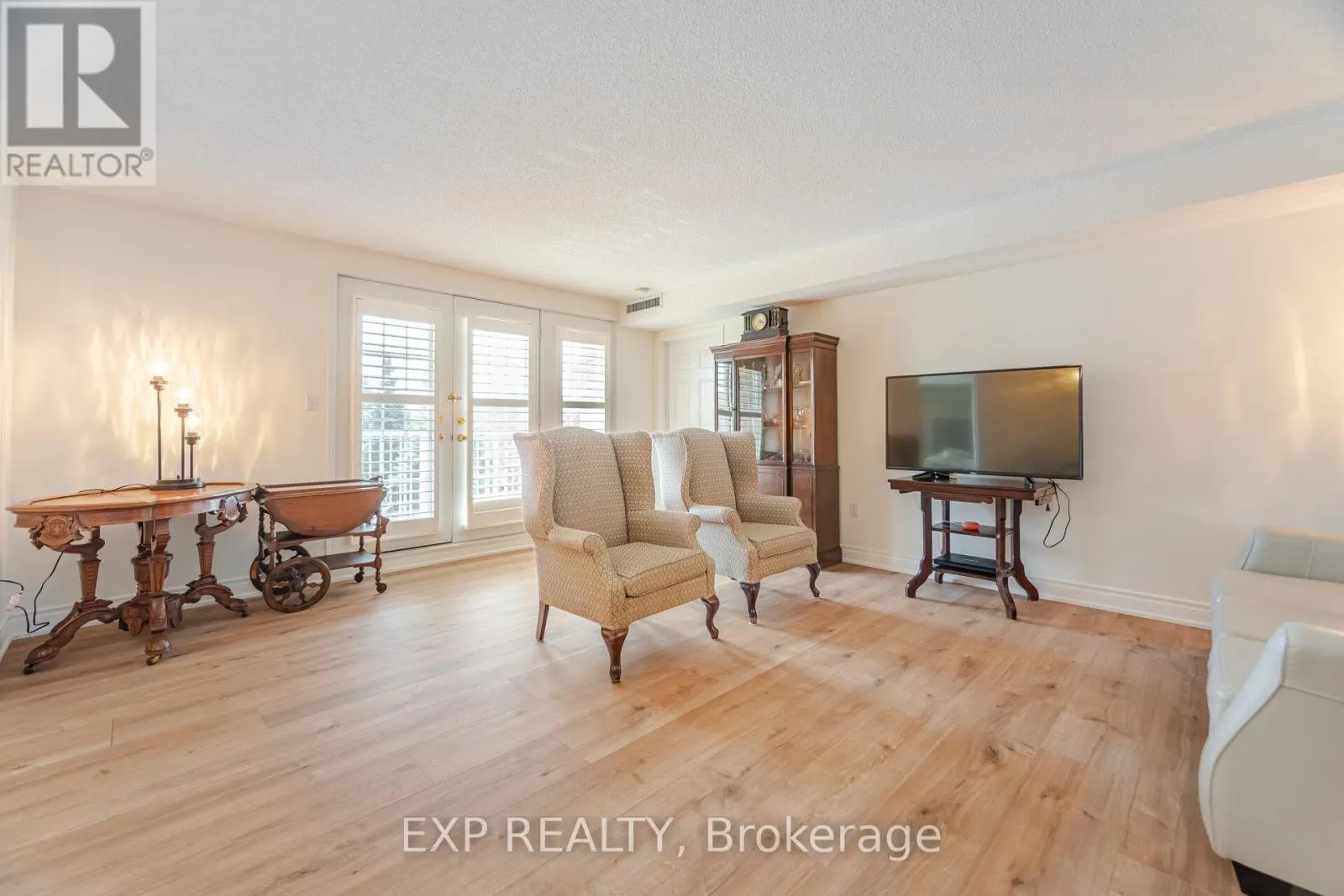 A304 - 216 PLAINS ROAD W