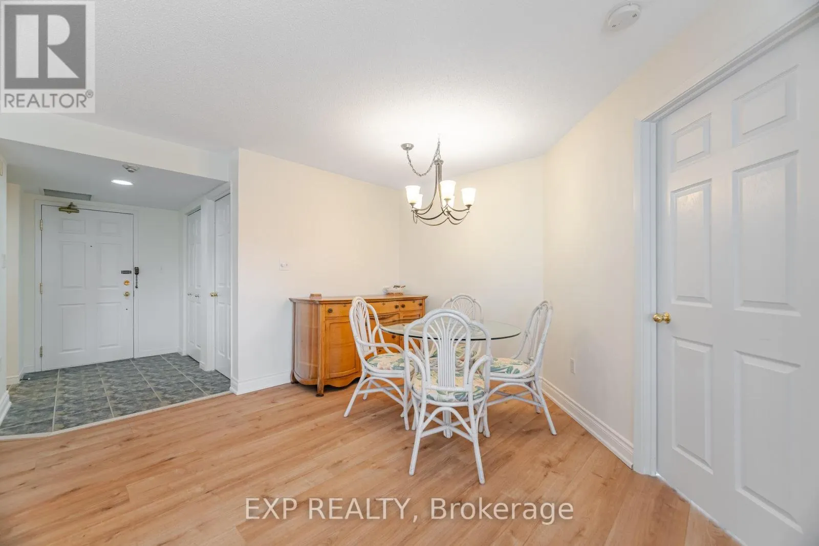 A304 - 216 PLAINS ROAD W