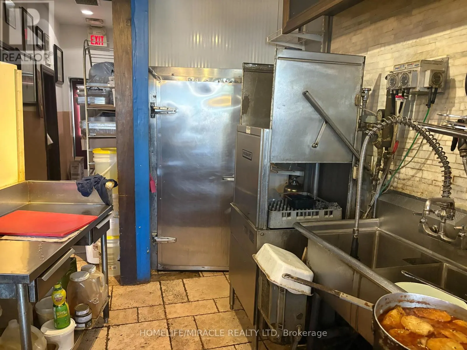 4 - 256 QUEEN STREET S