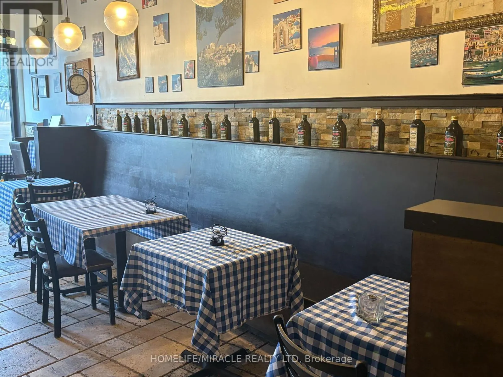 4 - 256 QUEEN STREET S