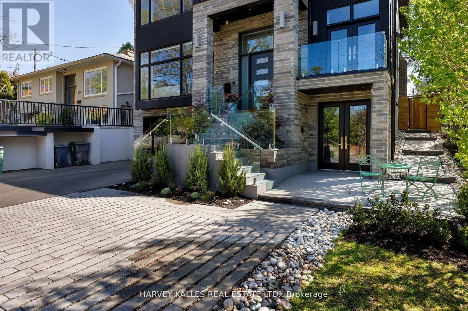 837 ROYAL YORK ROAD