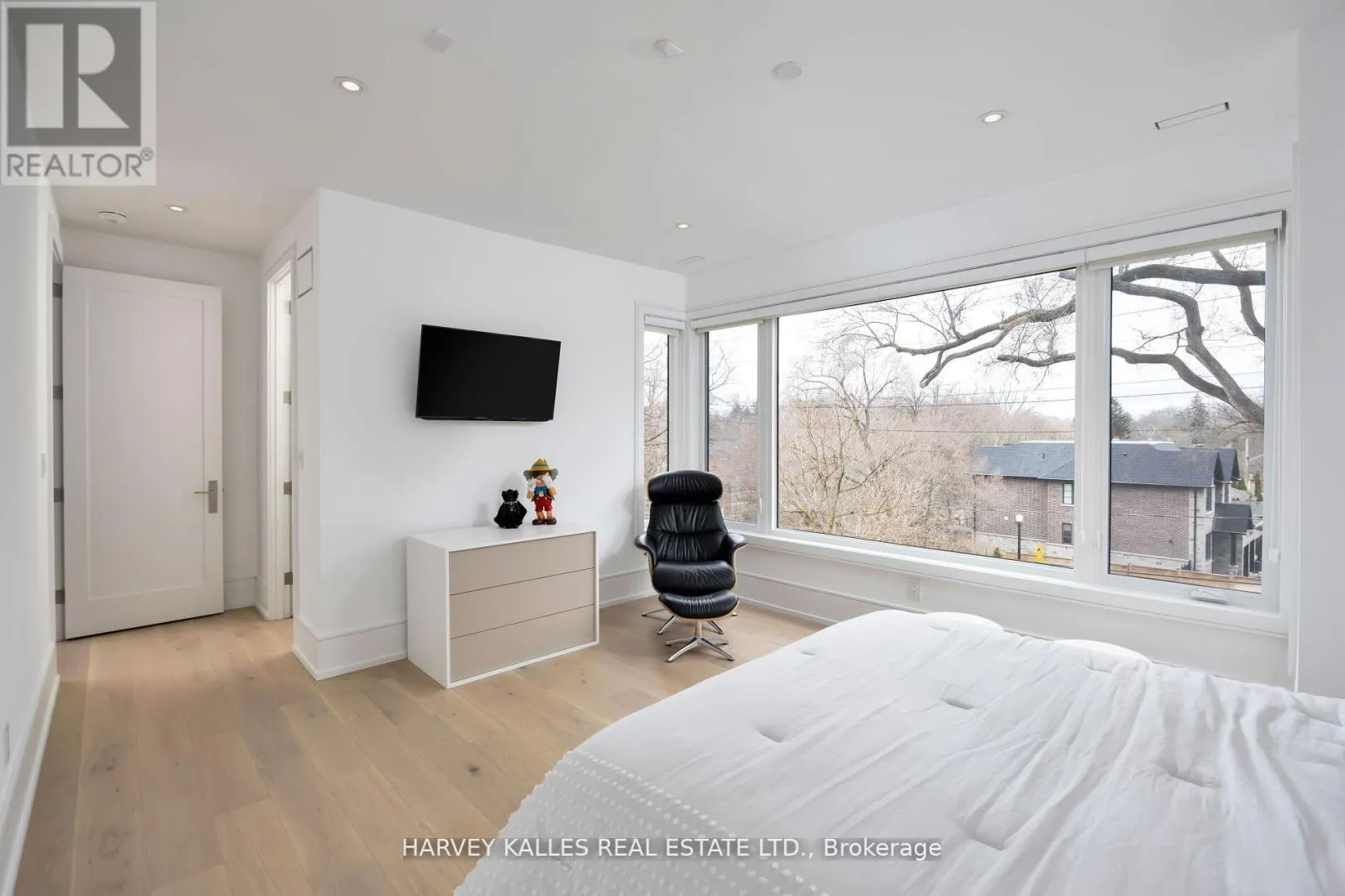 837 ROYAL YORK ROAD
