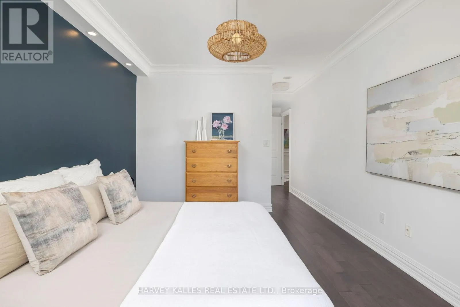 212 - 3085 BLOOR STREET W