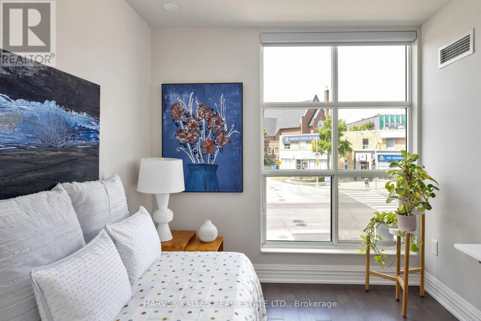 212 - 3085 BLOOR STREET W
