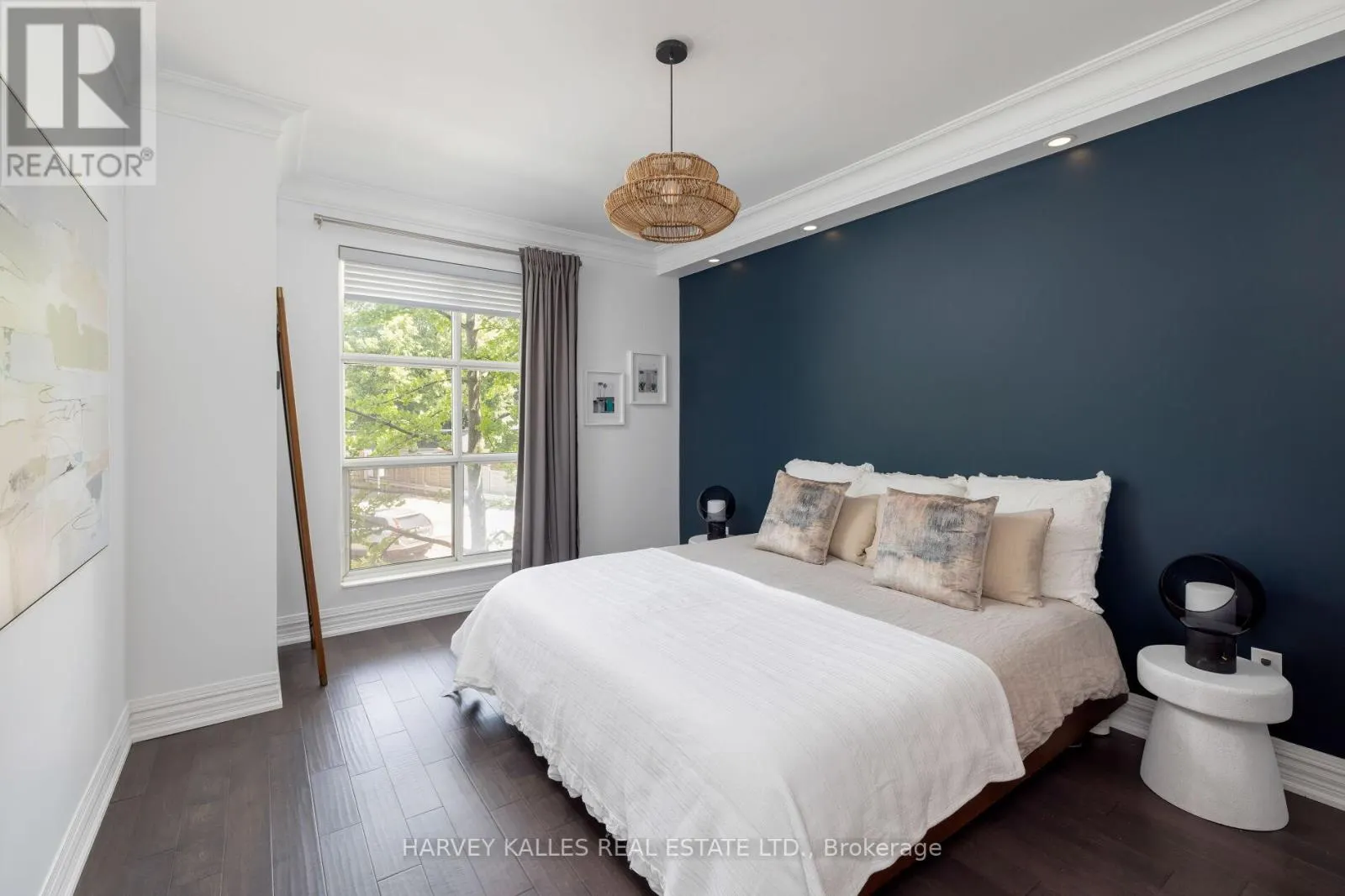 212 - 3085 BLOOR STREET W