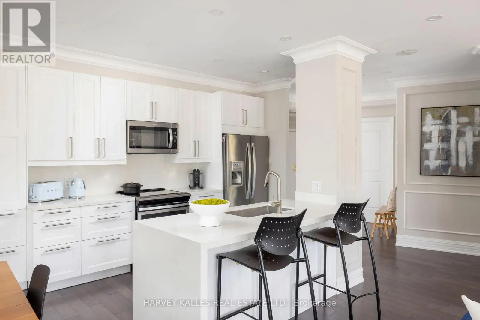 212 - 3085 BLOOR STREET W