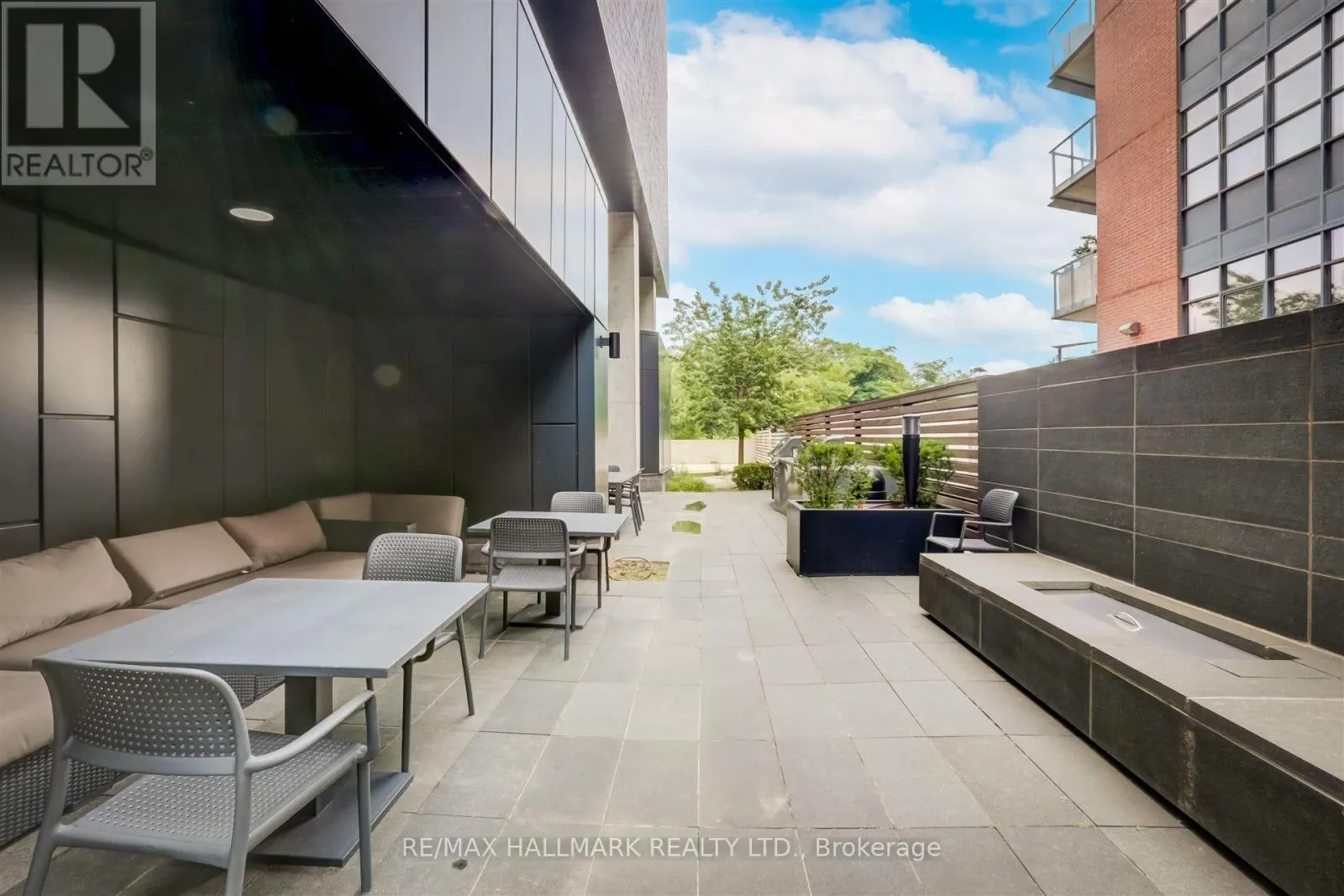 209 - 383 SORAUREN AVENUE