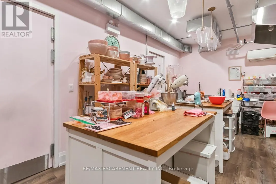241,243 LAKESHORE ROAD E