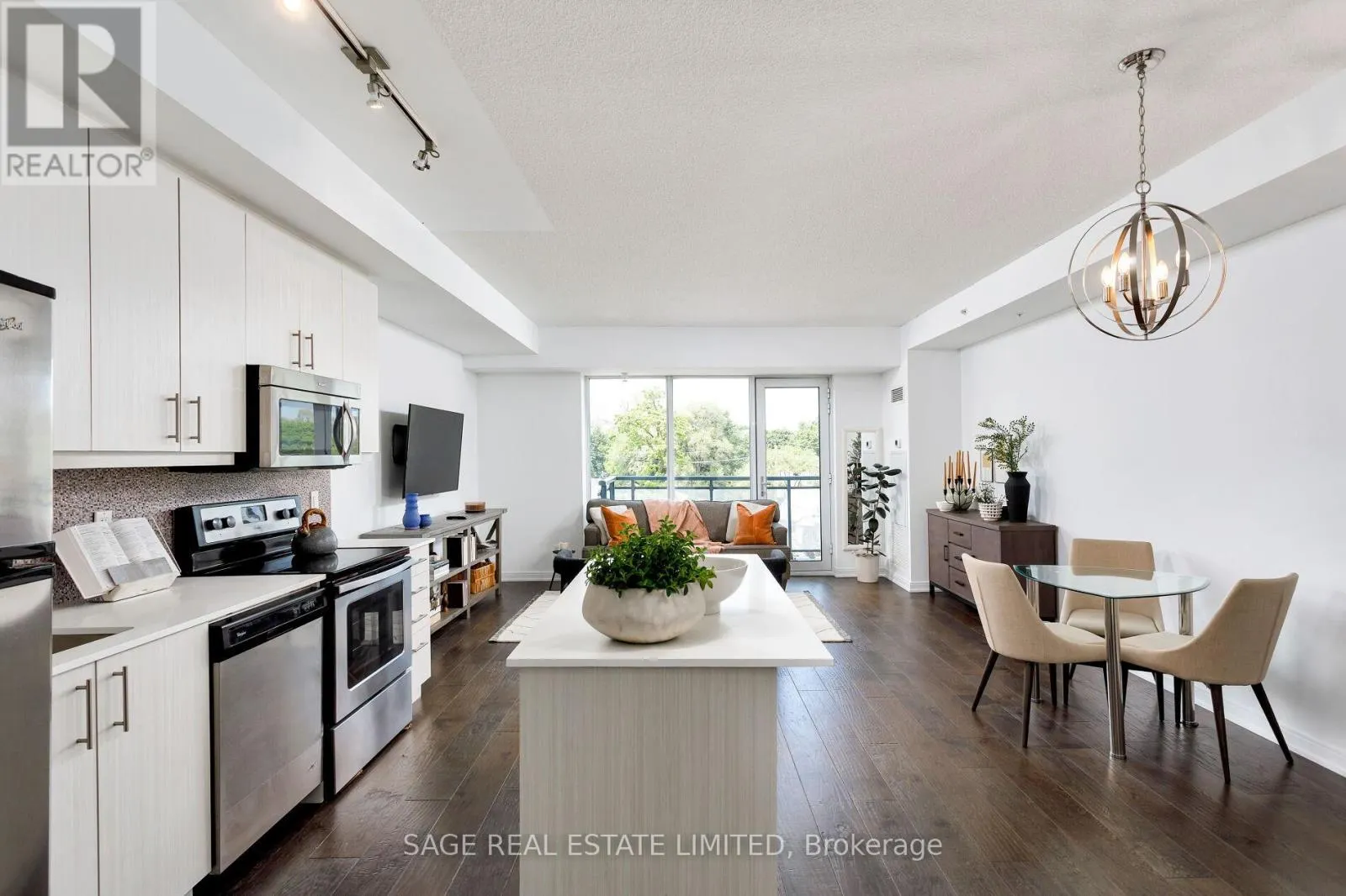 401 - 760 THE QUEENSWAY