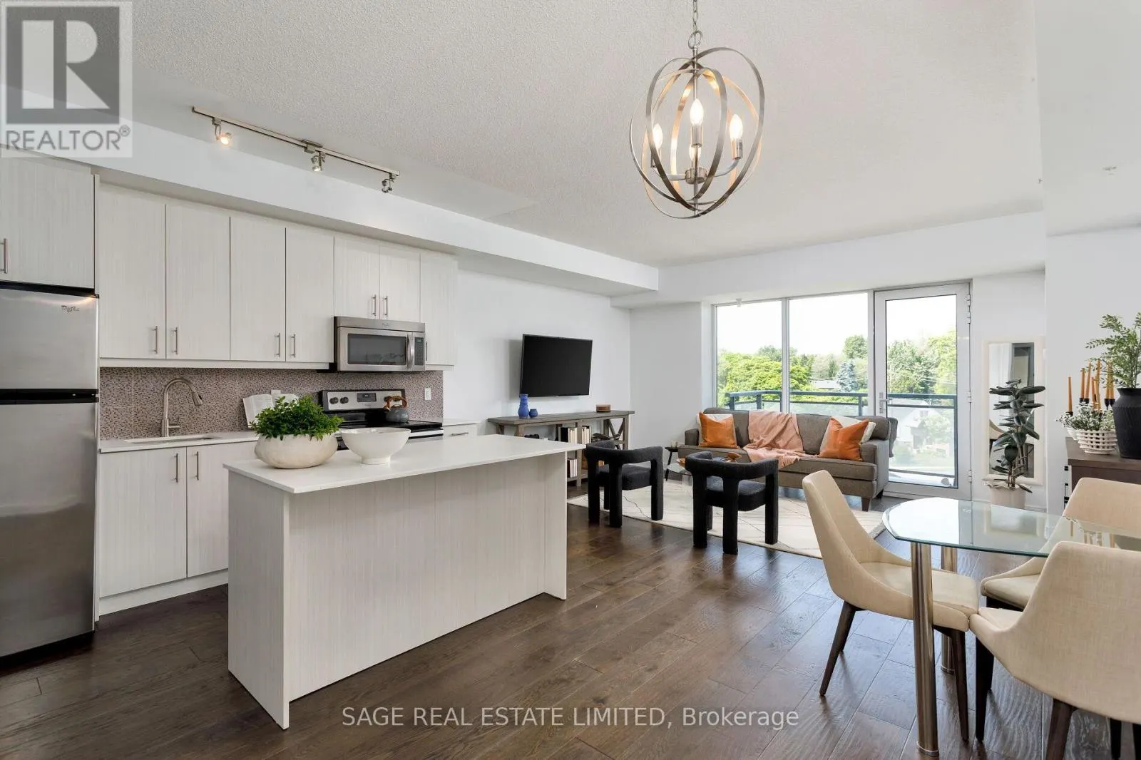 401 - 760 THE QUEENSWAY