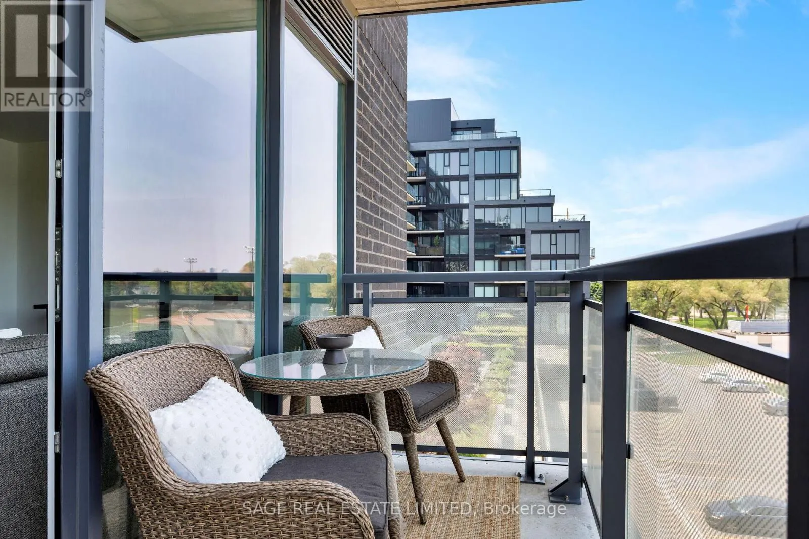 401 - 760 THE QUEENSWAY