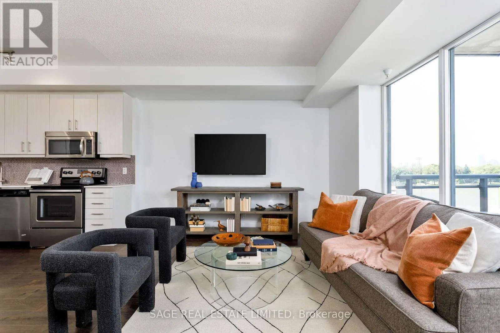 401 - 760 THE QUEENSWAY