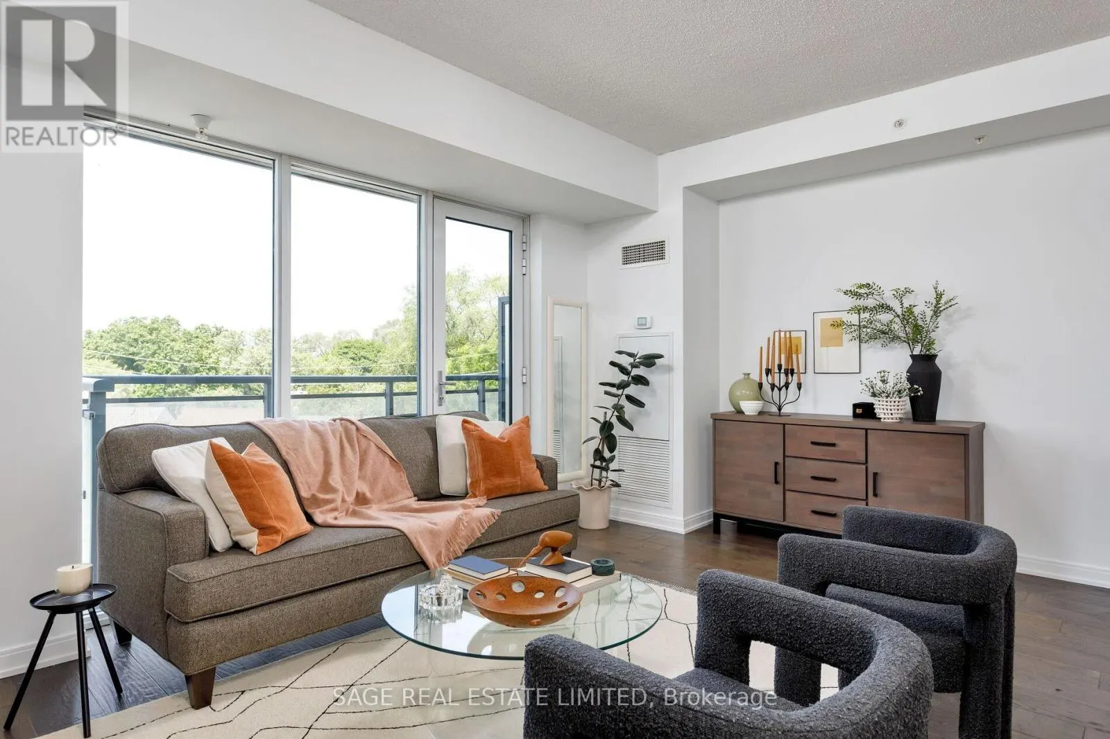401 - 760 THE QUEENSWAY