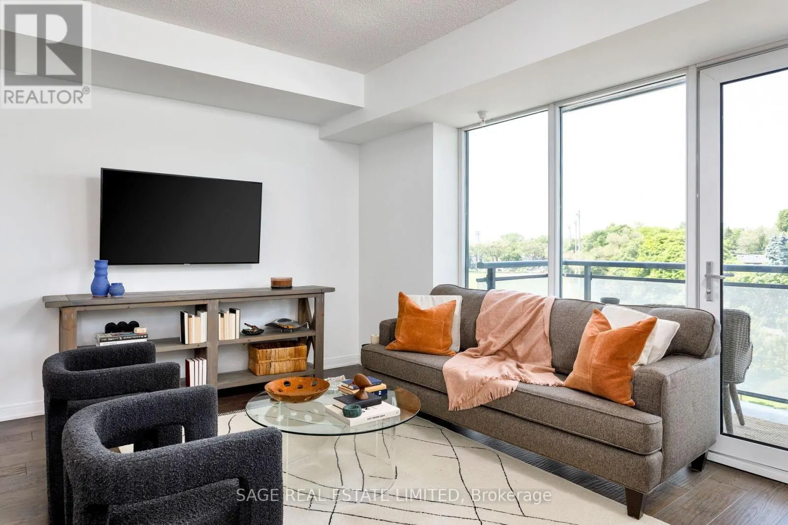 401 - 760 THE QUEENSWAY