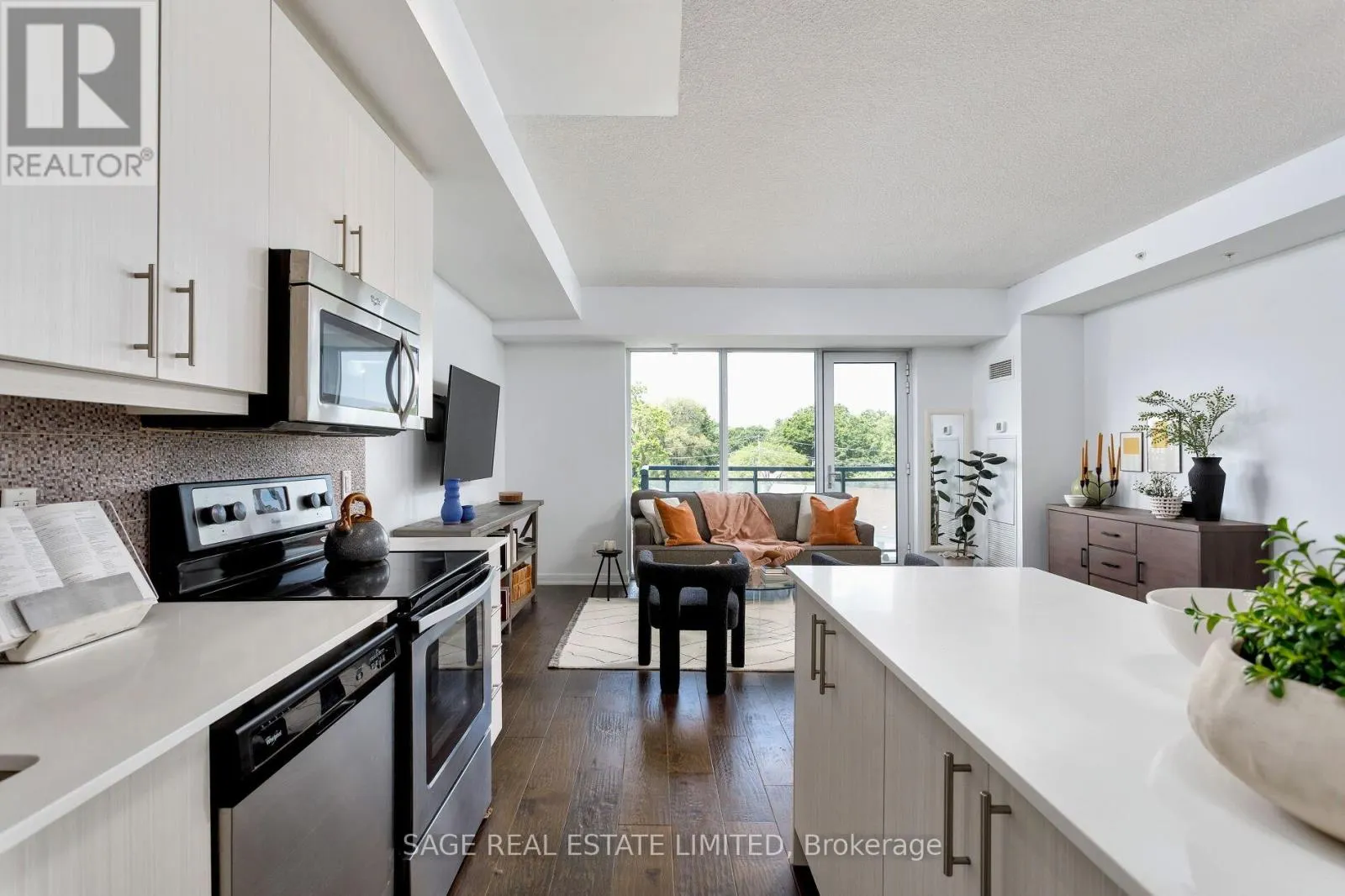 401 - 760 THE QUEENSWAY