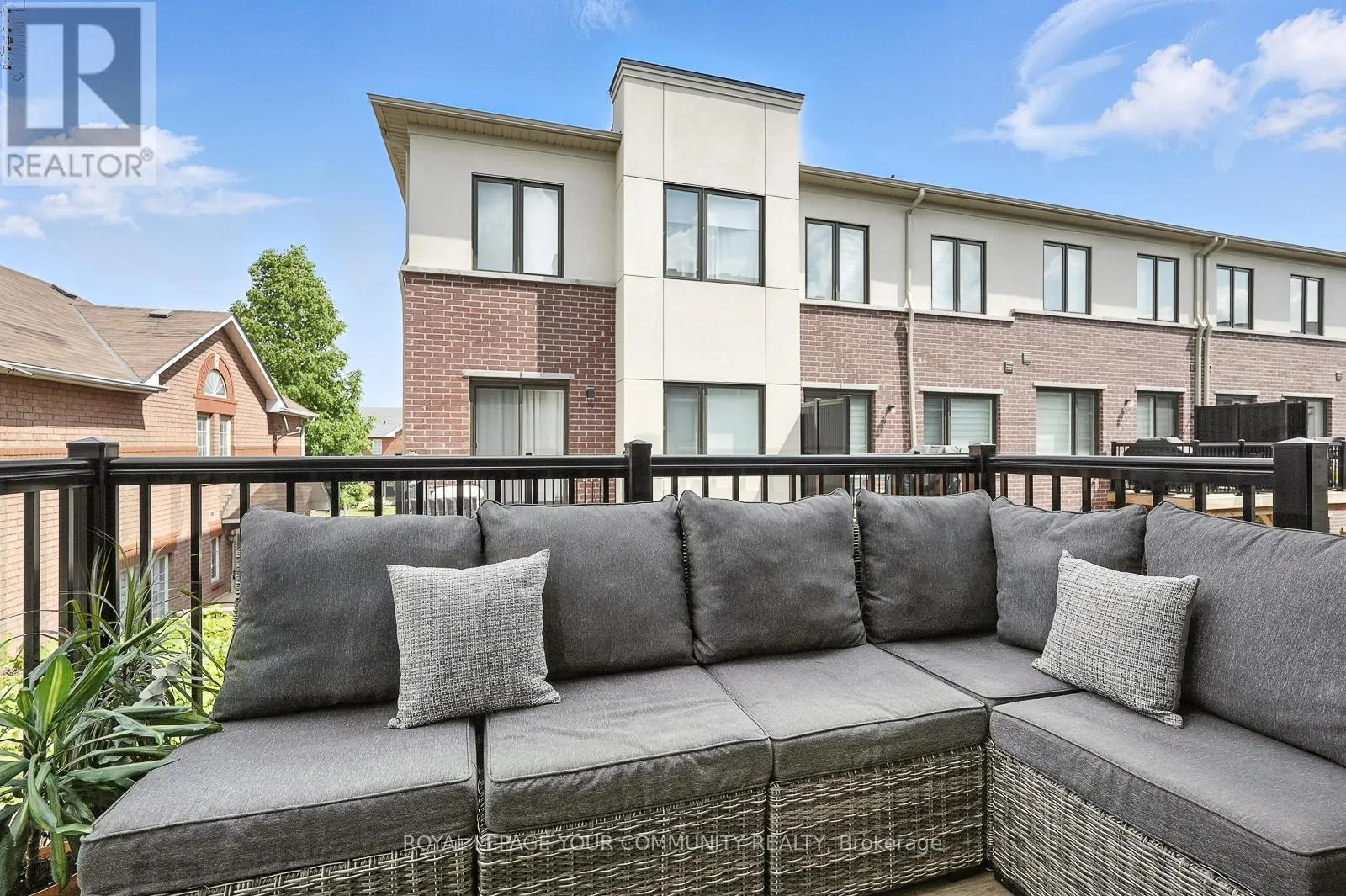 19 HEATHROW LANE