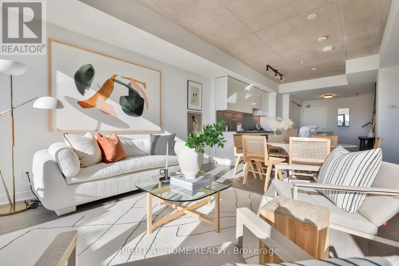 604 - 2720 DUNDAS STREET W
