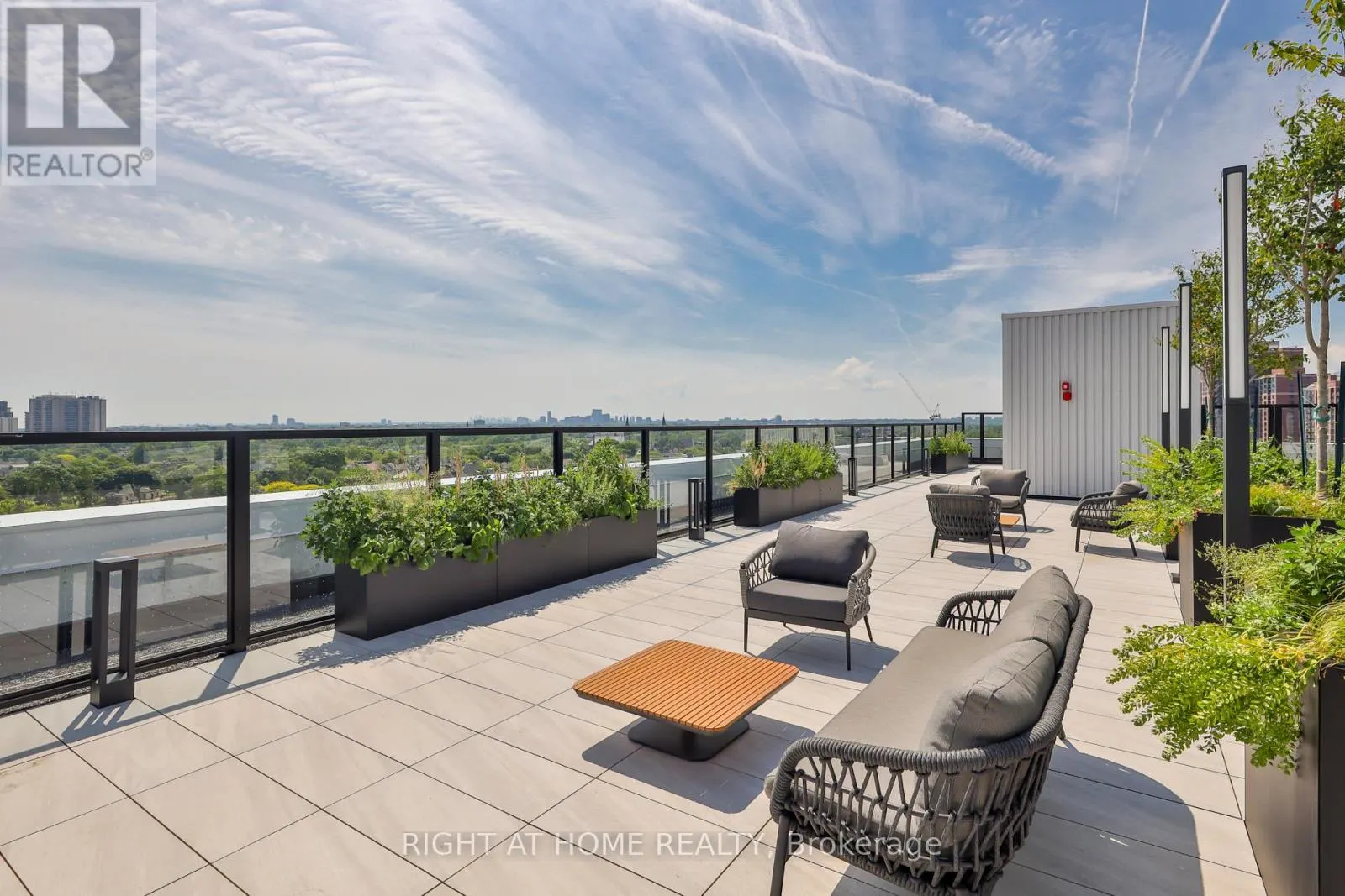 604 - 2720 DUNDAS STREET W