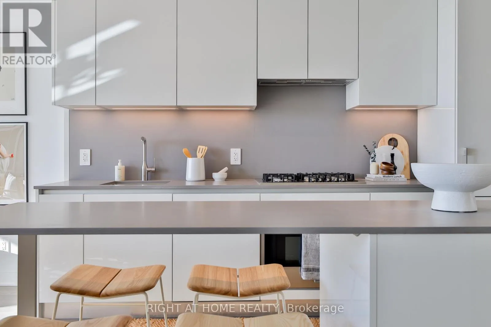 604 - 2720 DUNDAS STREET W