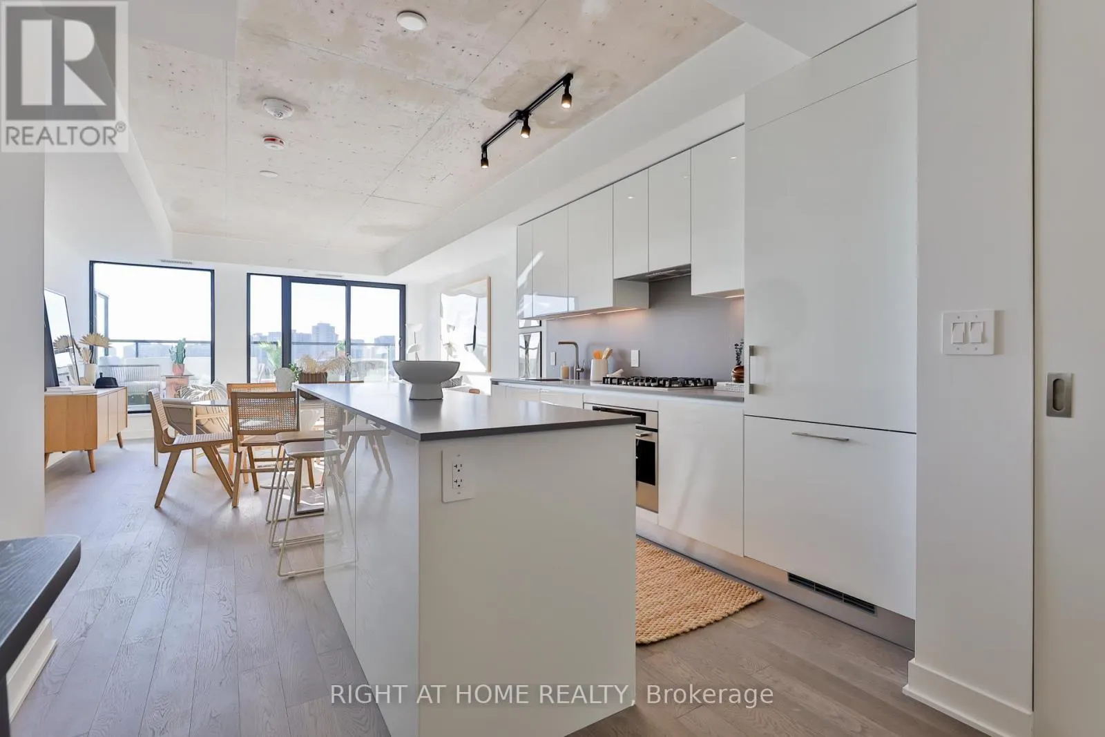 604 - 2720 DUNDAS STREET W