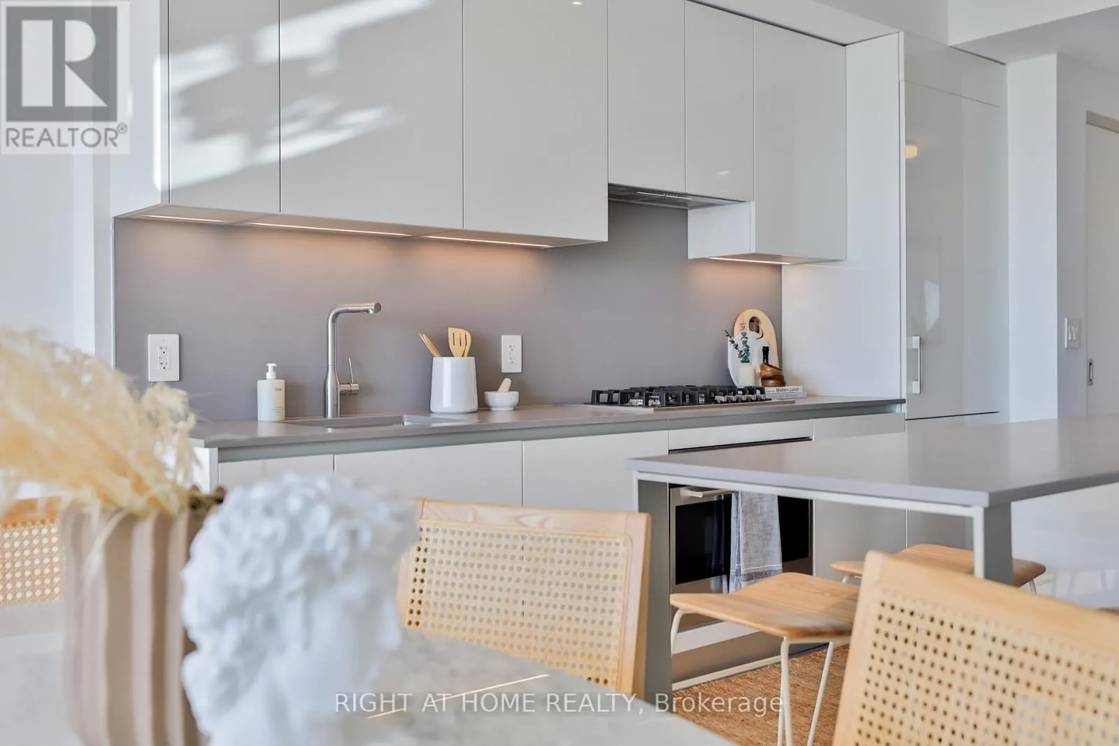 604 - 2720 DUNDAS STREET W