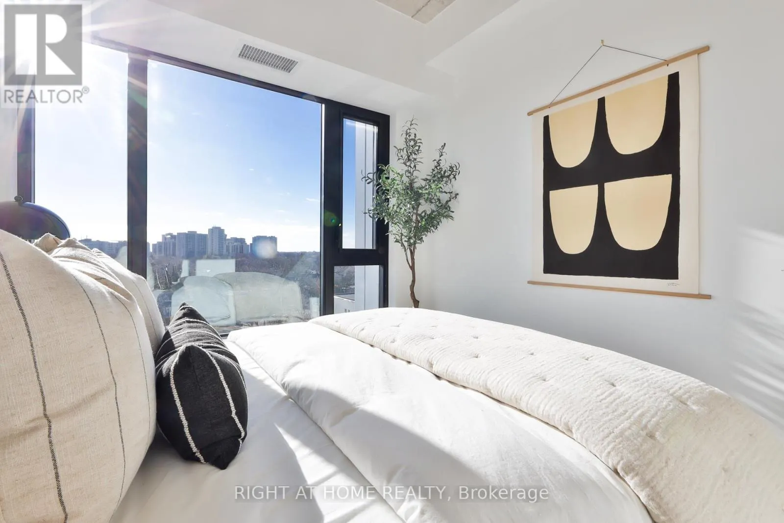 604 - 2720 DUNDAS STREET W