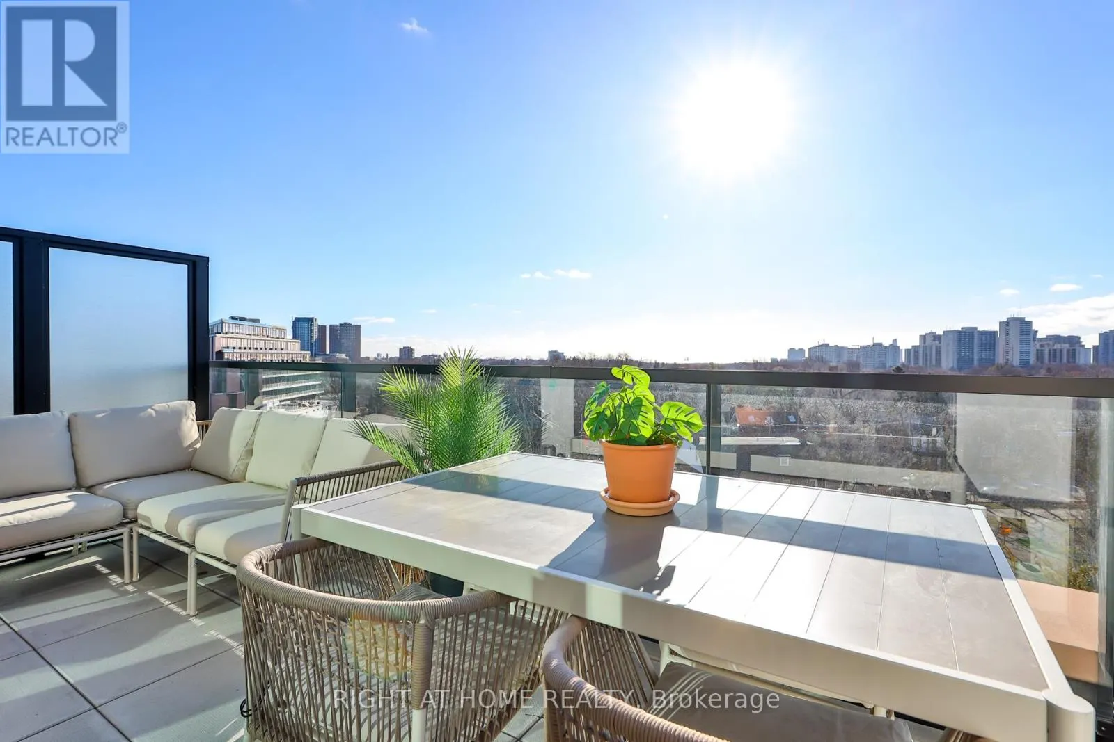 604 - 2720 DUNDAS STREET W