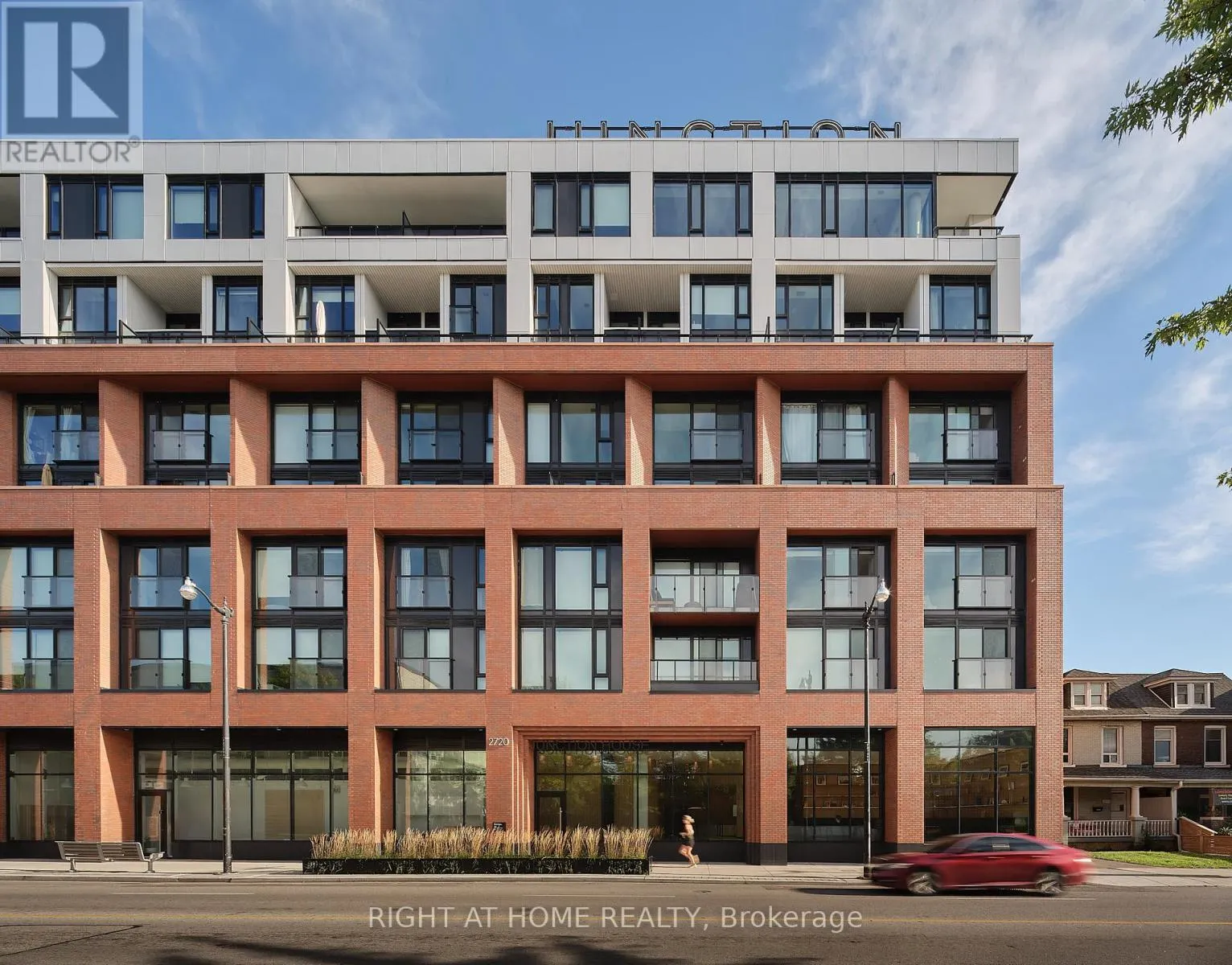 604 - 2720 DUNDAS STREET W