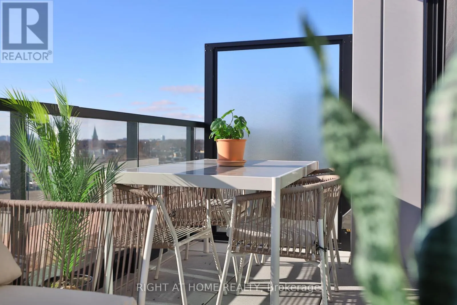 604 - 2720 DUNDAS STREET W