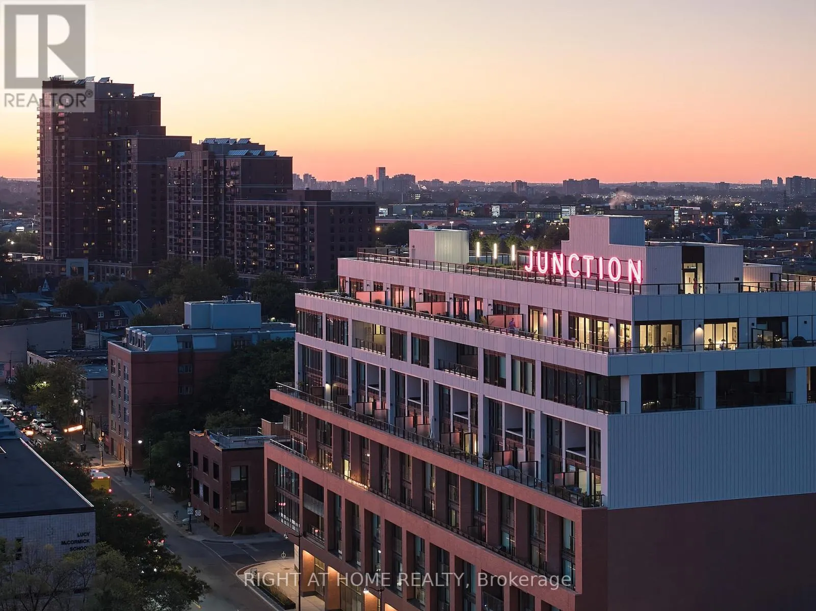 604 - 2720 DUNDAS STREET W