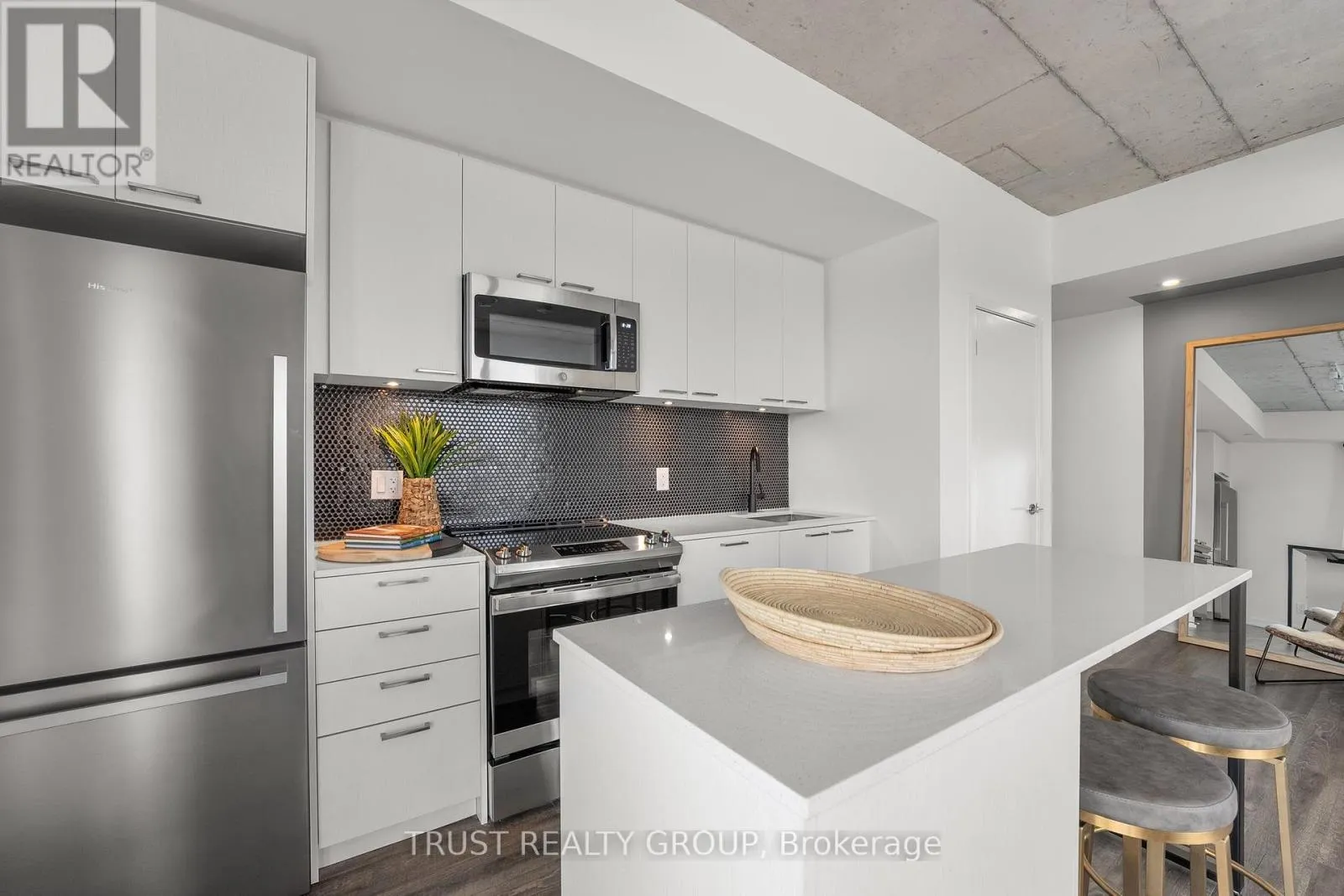 911 - 1808 ST. CLAIR AVENUE W