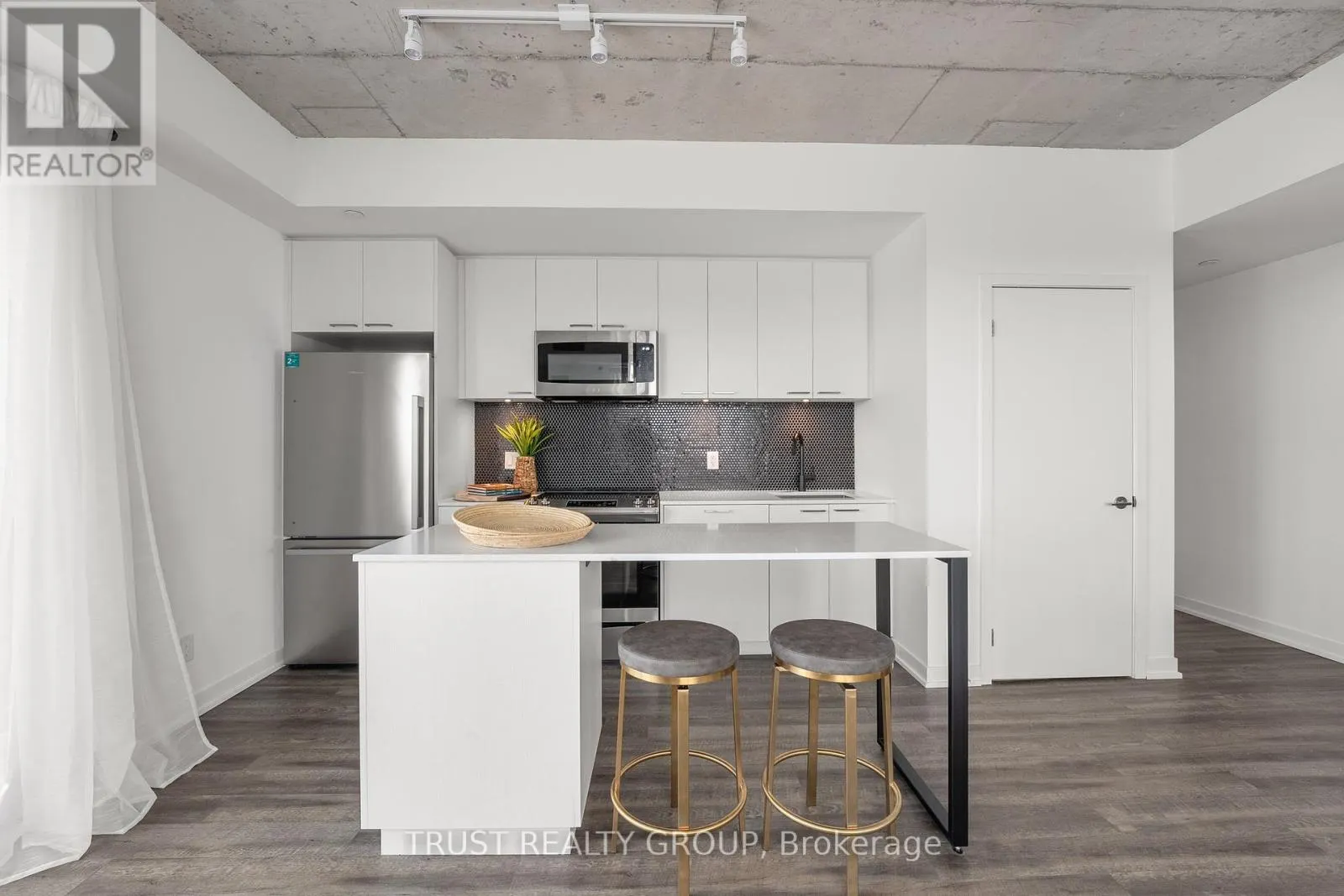 911 - 1808 ST. CLAIR AVENUE W
