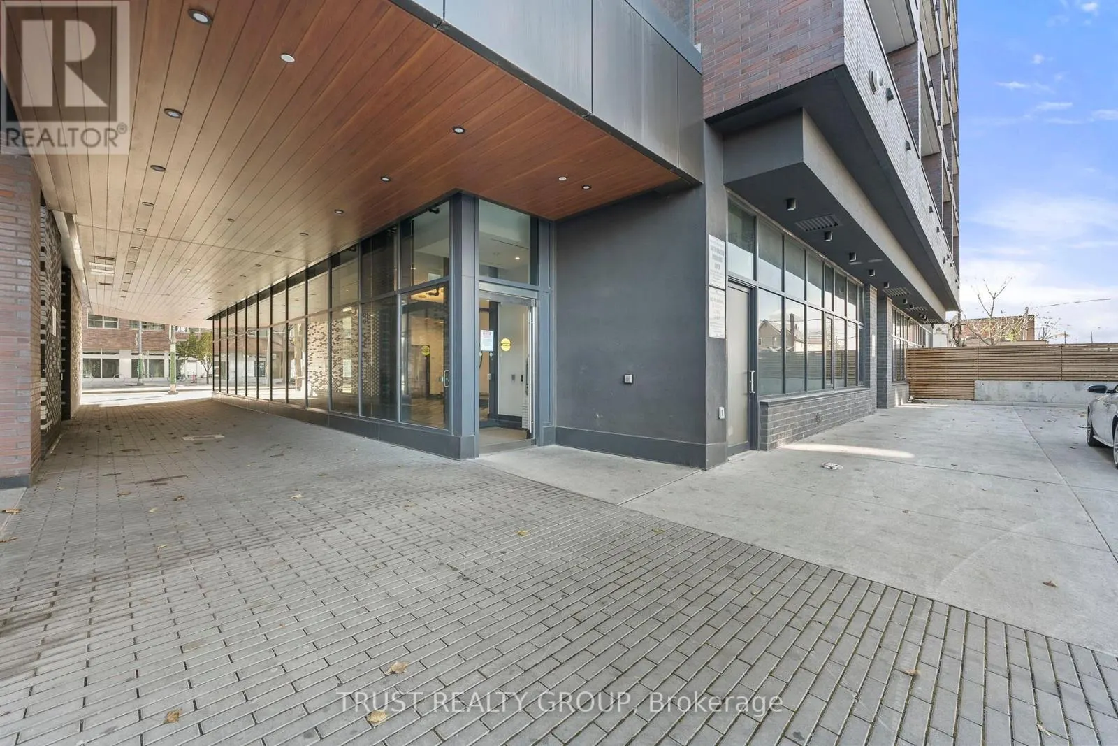 911 - 1808 ST. CLAIR AVENUE W