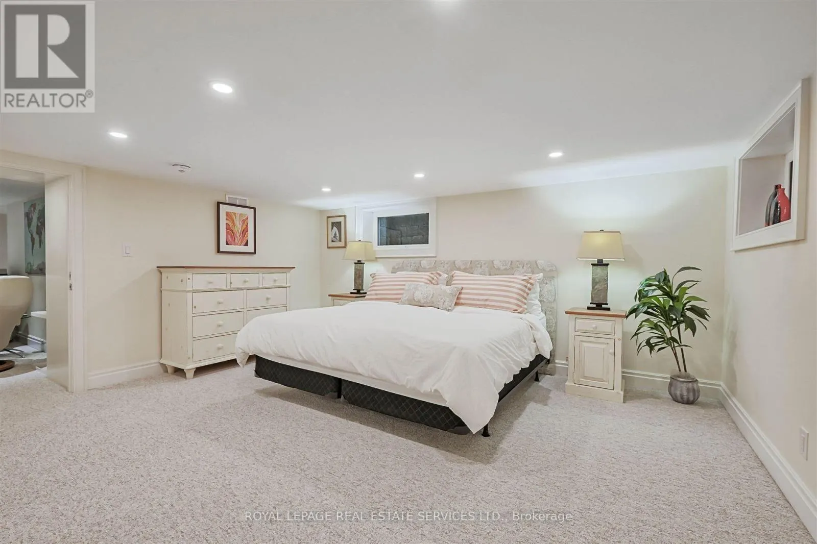 230 THE KINGSWAY