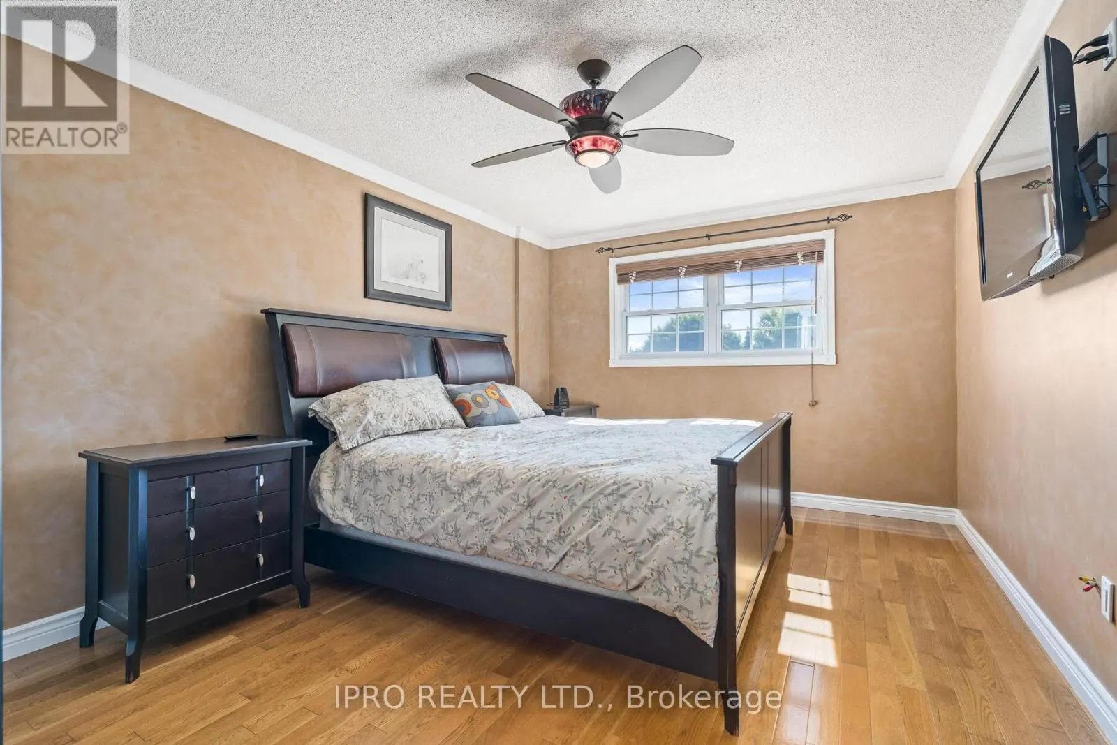 8 JASON CRESCENT