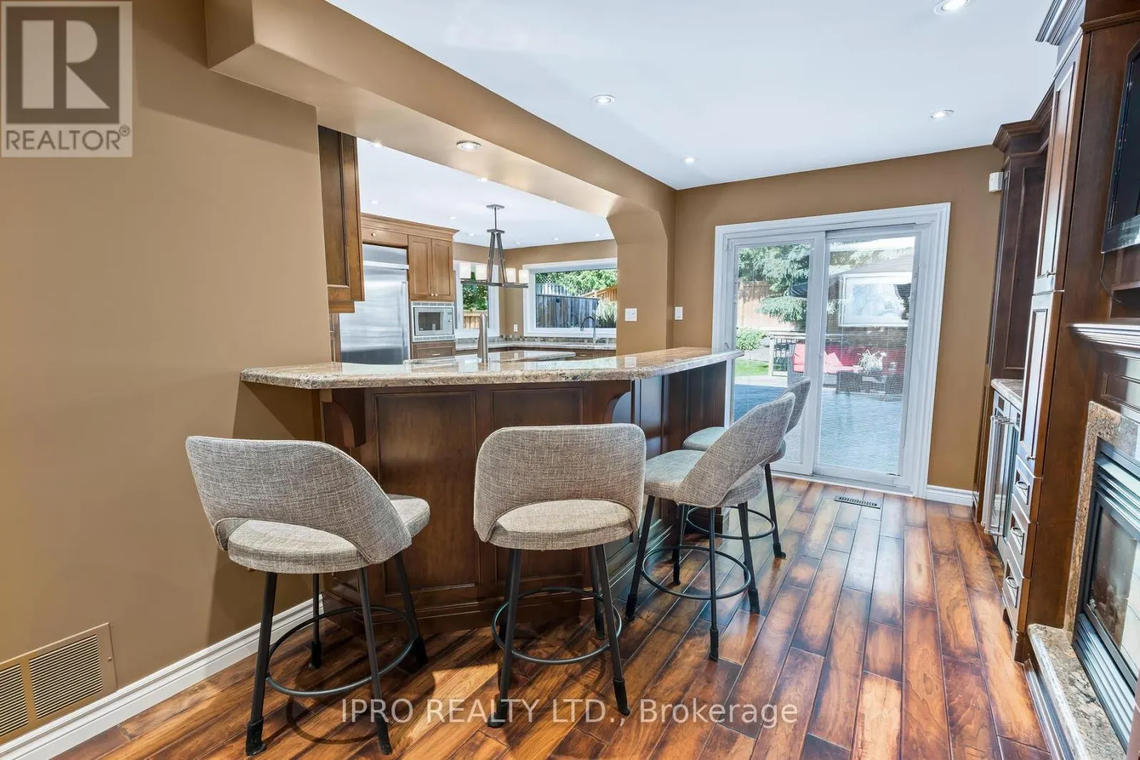 8 JASON CRESCENT