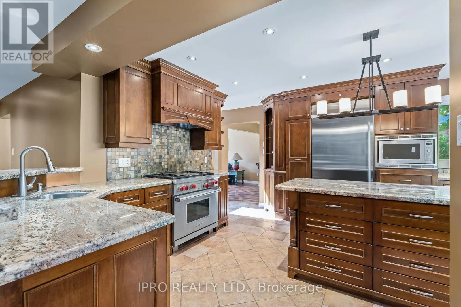 8 JASON CRESCENT