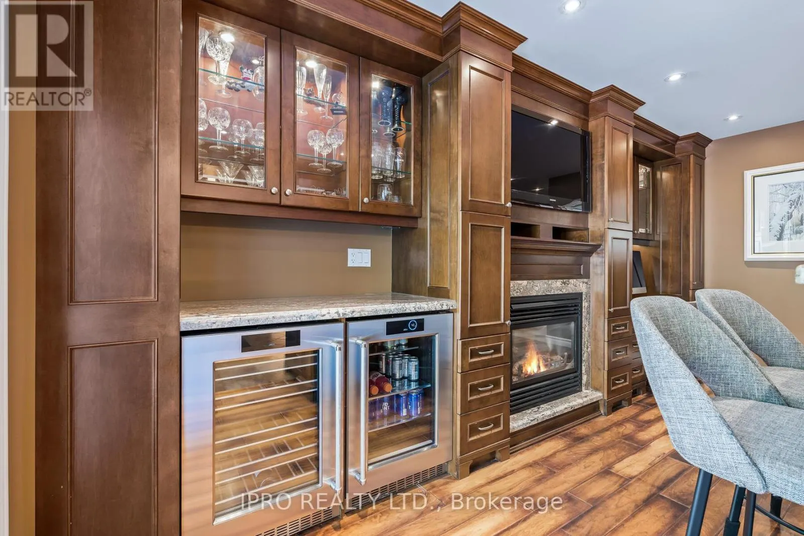8 JASON CRESCENT