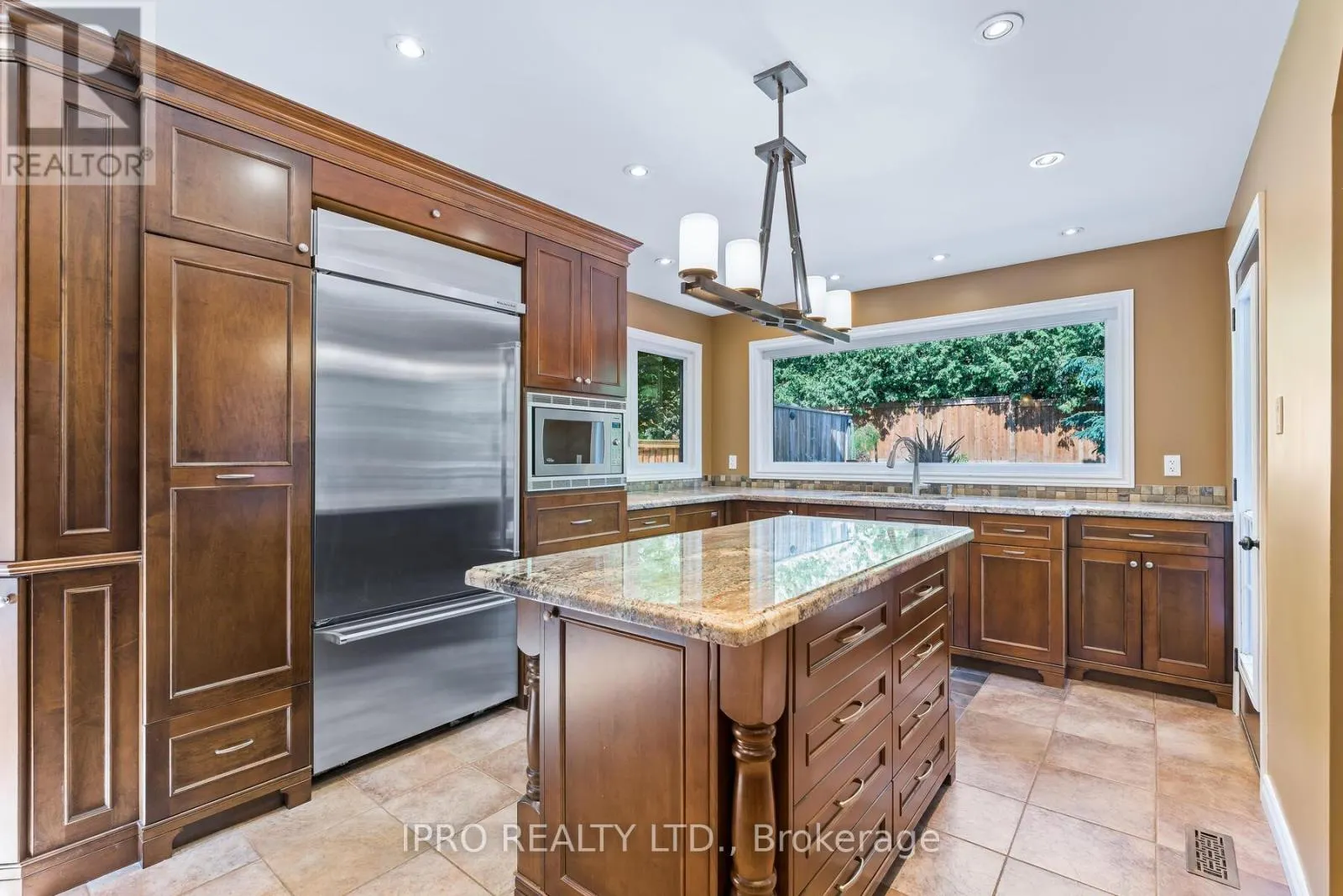 8 JASON CRESCENT