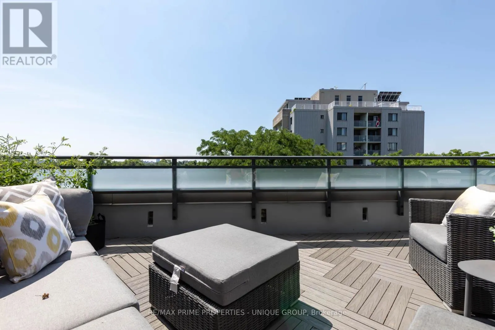 618 - 38 HOWARD PARK AVENUE