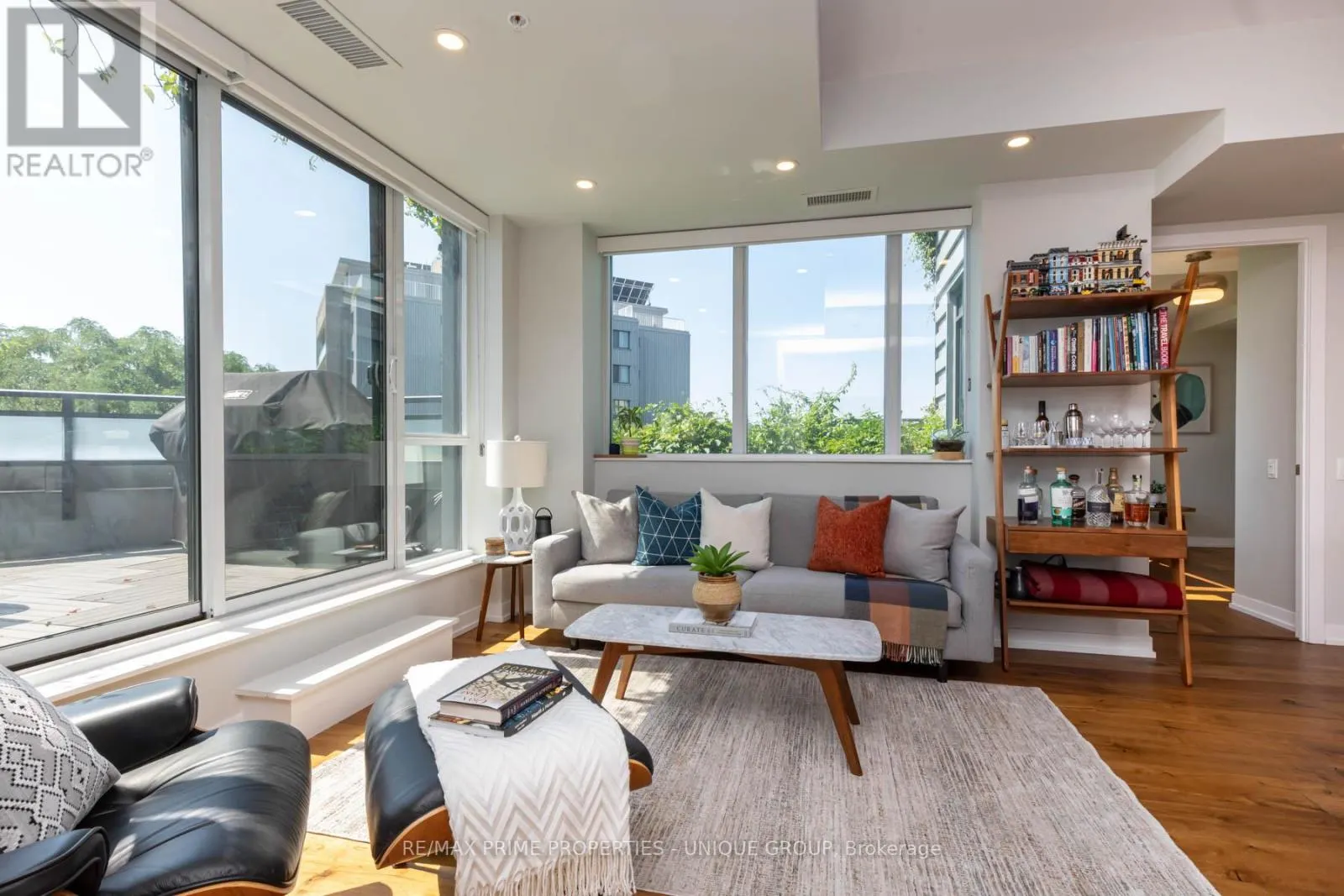 618 - 38 HOWARD PARK AVENUE