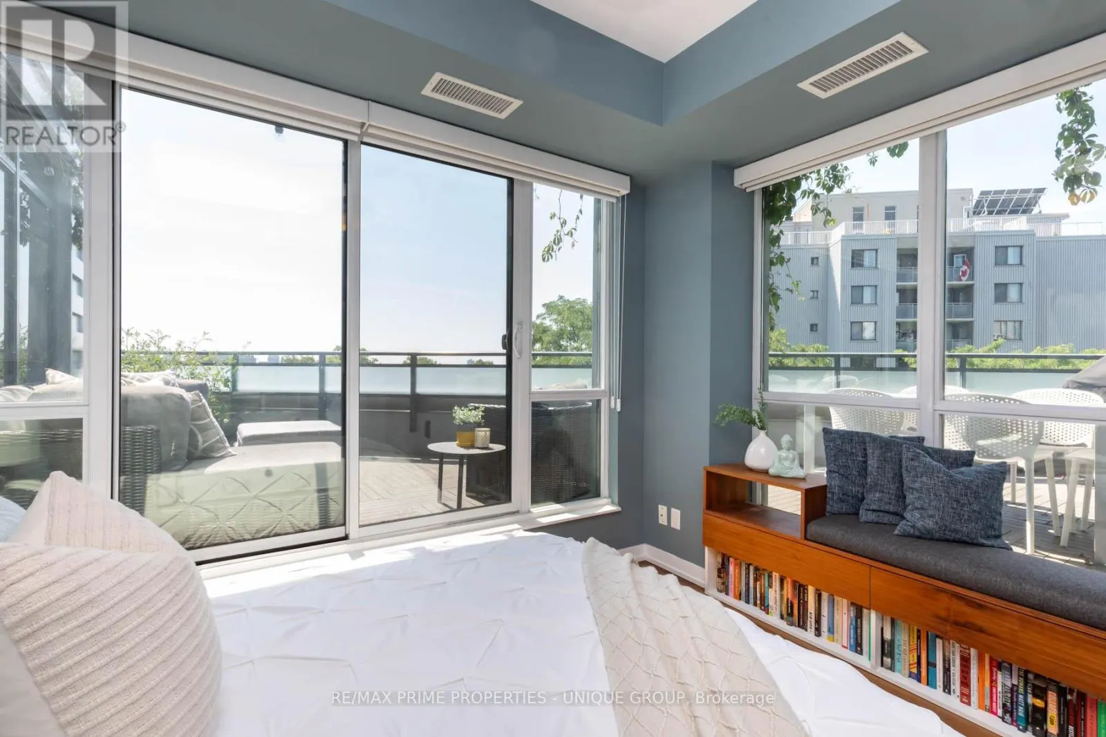 618 - 38 HOWARD PARK AVENUE
