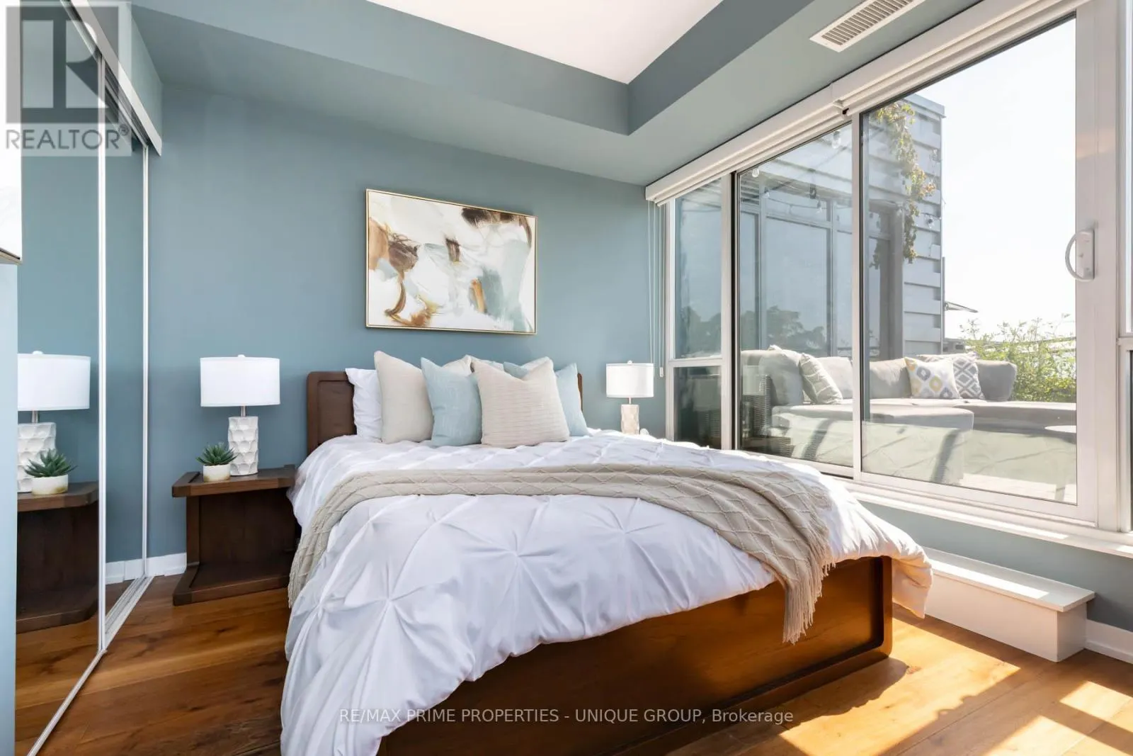 618 - 38 HOWARD PARK AVENUE