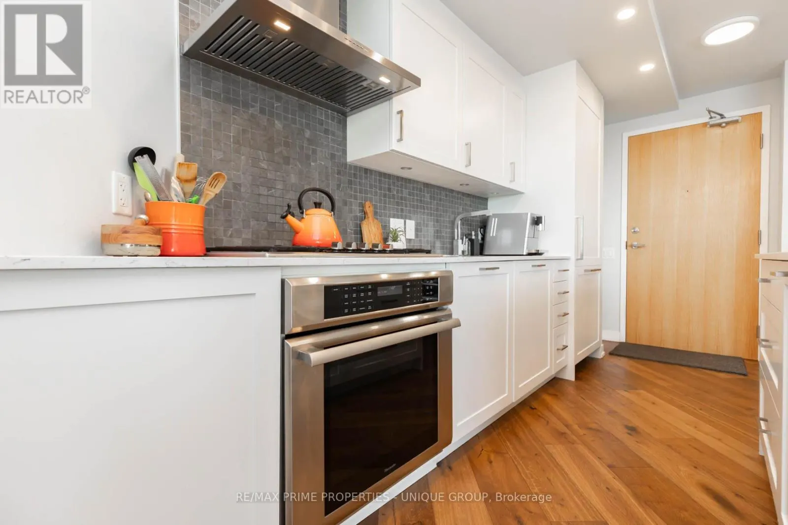 618 - 38 HOWARD PARK AVENUE