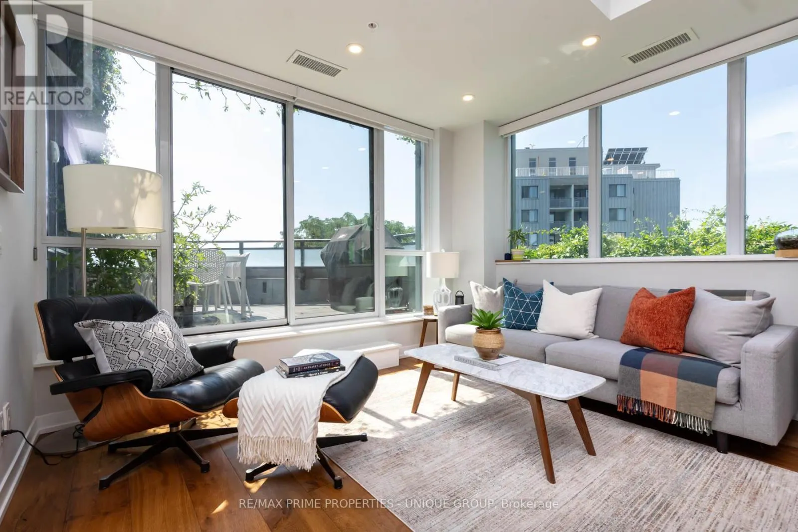 618 - 38 HOWARD PARK AVENUE