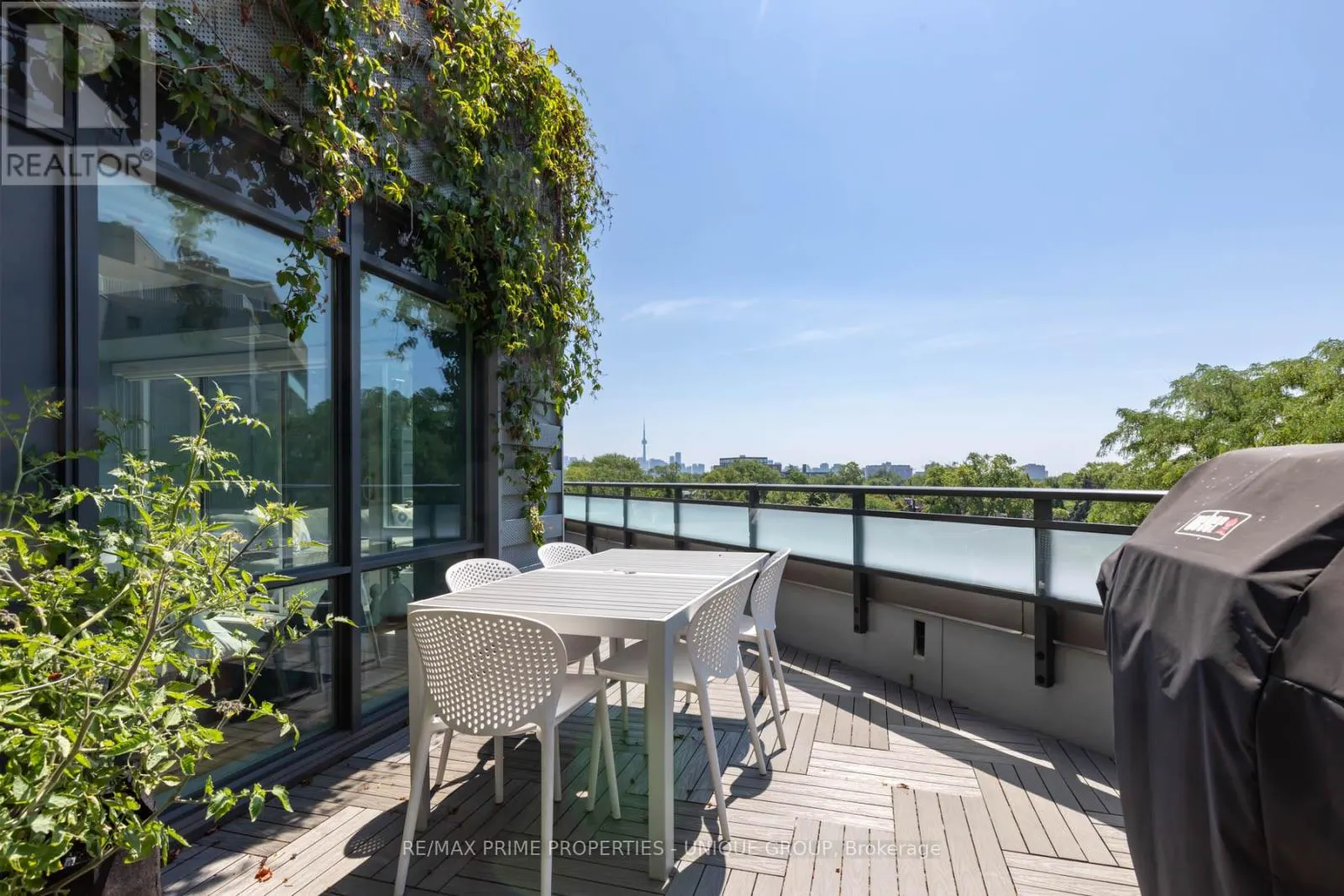618 - 38 HOWARD PARK AVENUE