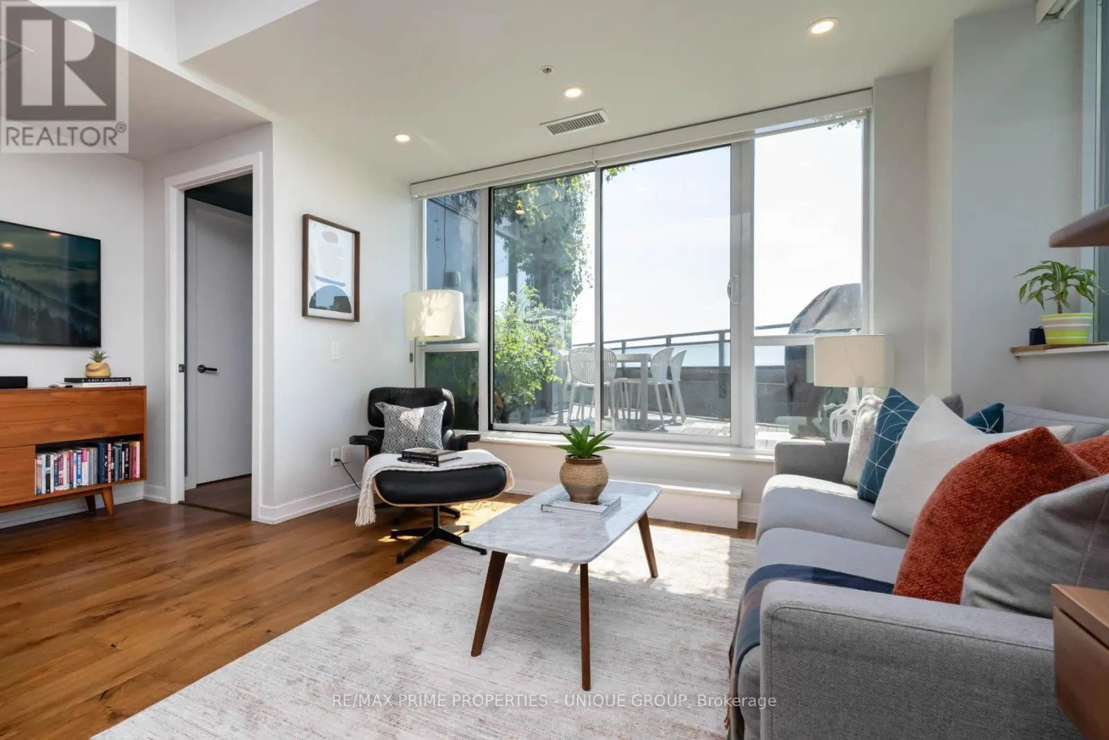 618 - 38 HOWARD PARK AVENUE